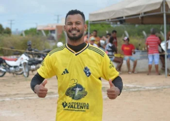 Goleiro é pego no bar com outra mulher, causa ciúmes na amante e acaba m0rt0 a f@cadas