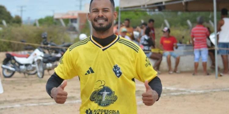 Goleiro é pego no bar com outra mulher, causa ciúmes na amante e acaba m0rt0 a f@cadas