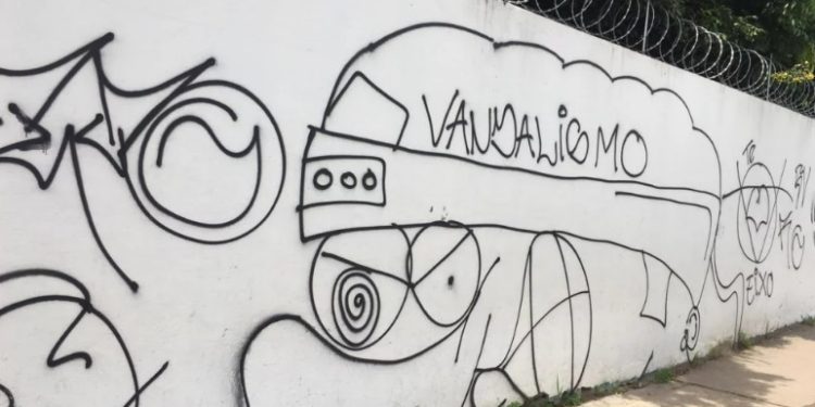 Homem é condenado por pichar muro de escola Municipal em Manaus