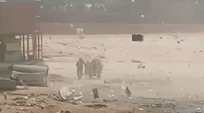 Vídeo: Do nada, vendaval surpreende populares na Manaus Moderna