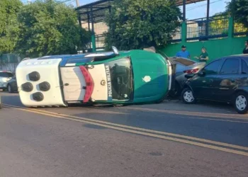 Na Compensa, PM dorme e capota com viatura após colidir com veículos