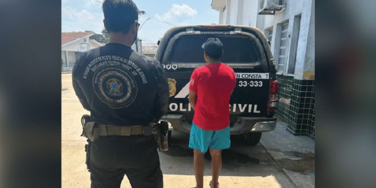 Homem é algemado no AM ao tentar subornar investigador após ter a moto apreendida