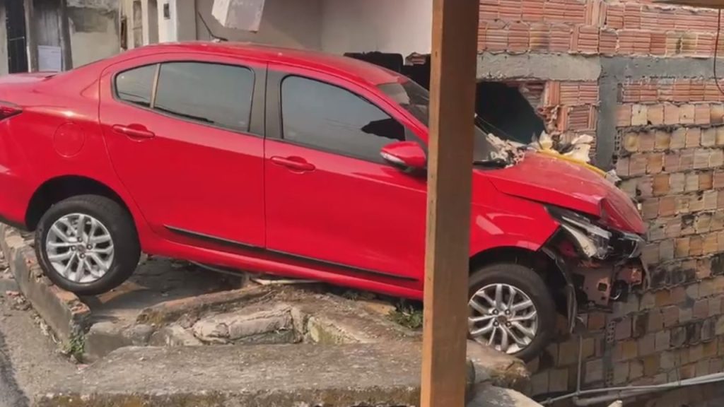 Moradores dizem que mulher estava bêbado quando perdeu o controle do carro e invadiu casa em Manaus