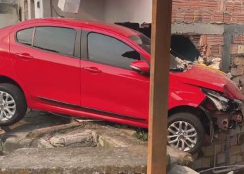 Moradores dizem que mulher estava bêbado quando perdeu o controle do carro e invadiu casa em Manaus