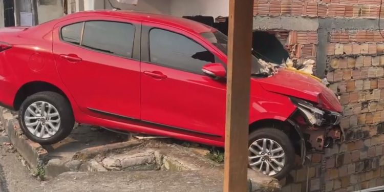 Moradores dizem que mulher estava bêbado quando perdeu o controle do carro e invadiu casa em Manaus