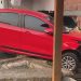 Moradores dizem que mulher estava bêbado quando perdeu o controle do carro e invadiu casa em Manaus