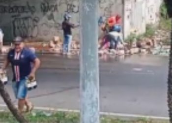 Vídeo mostra manauaras pegando refrigerante de graça após caminhão tombar; veja