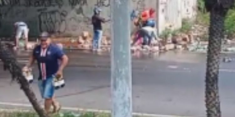 Vídeo mostra manauaras pegando refrigerante de graça após caminhão tombar; veja