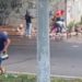 Vídeo mostra manauaras pegando refrigerante de graça após caminhão tombar; veja