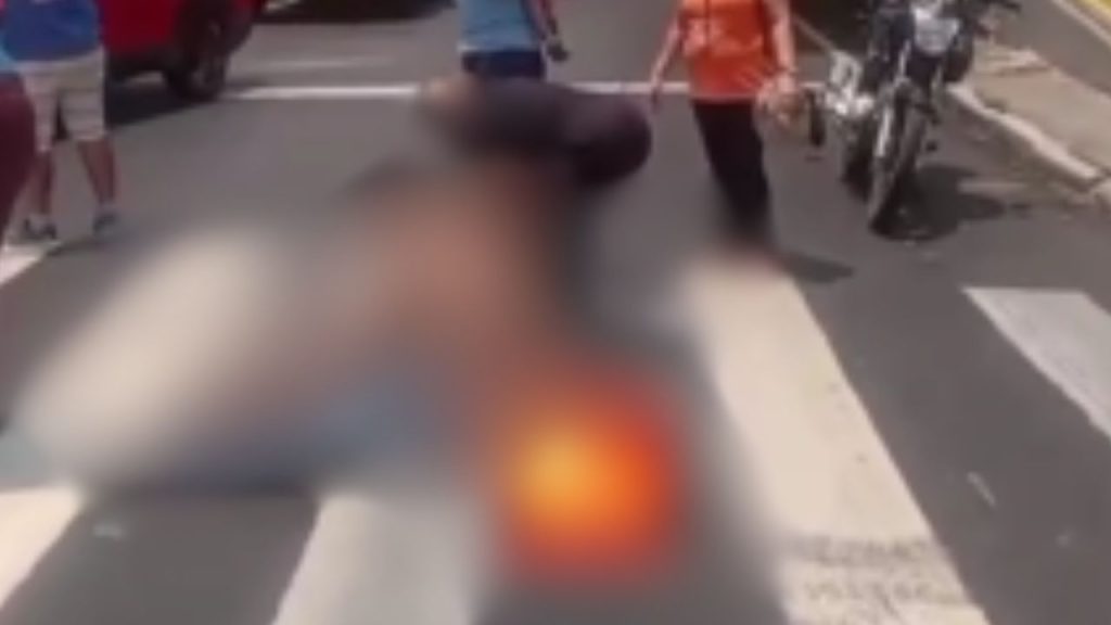 Vídeo mostra pedestre que foram atropelados por motoqueiro que avançou o sinal vermelho em Manaus