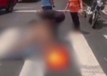 Vídeo mostra pedestre que foram atropelados por motoqueiro que avançou o sinal vermelho em Manaus
