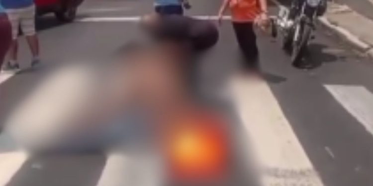 Vídeo mostra pedestre que foram atropelados por motoqueiro que avançou o sinal vermelho em Manaus