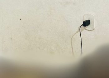 Moradores de vila de kitnet sentem cheiro podre e acham jovem morto em Manaus; imagem forte