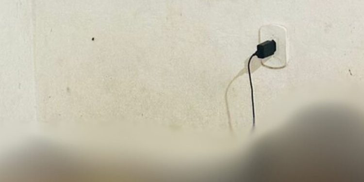 Moradores de vila de kitnet sentem cheiro podre e acham jovem morto em Manaus; imagem forte