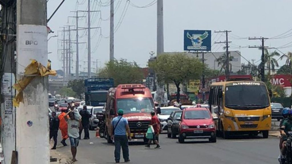 Vídeo: Motoqueiro fica jogado na pista após ser atropelado no Tancredo Neves; motorista fugiu