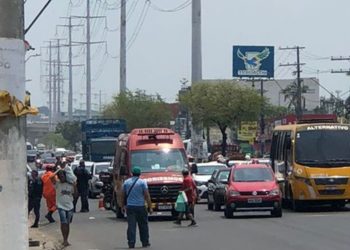 Vídeo: Motoqueiro fica jogado na pista após ser atropelado no Tancredo Neves; motorista fugiu