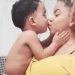 Mãe que assistia vídeos de rituais é presa após decep4r a cabeça do próprio filho; VEJA