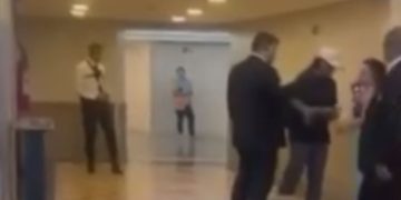 Vídeo: Mulher com vestes masculinas é impedida de entrar no banheiro feminino do Manauara Shopping