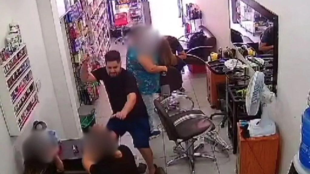 Vídeo: Homem invade salão de beleza e mata ex-companheira a facadas