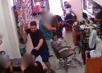 Vídeo: Homem invade salão de beleza e mata ex-companheira a facadas