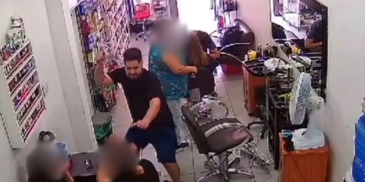 Vídeo: Homem invade salão de beleza e mata ex-companheira a facadas