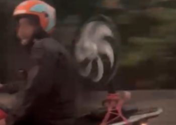 Com o sol escaldante, motoqueiro coloca ventilador na garupa e sai pelas ruas de Manaus