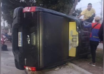 Motorista do prefeito de Itacoatiara capota o carro após dirigir em alta velocidade e supostamente bêbado