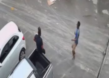 Vídeo: Homem leva facada no abdômen na zona leste de Manaus e câmera registra