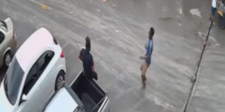 Vídeo: Homem leva facada no abdômen na zona leste de Manaus e câmera registra