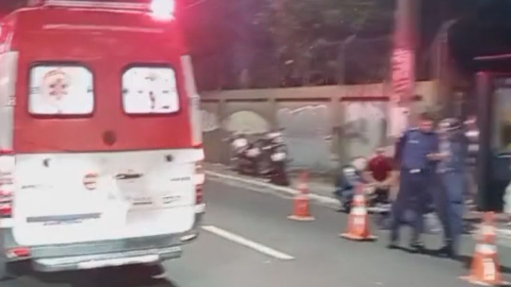 Acidente na avenida Efigênio Salles deixa pedestre e aluno da PM feridos; veja o vídeo