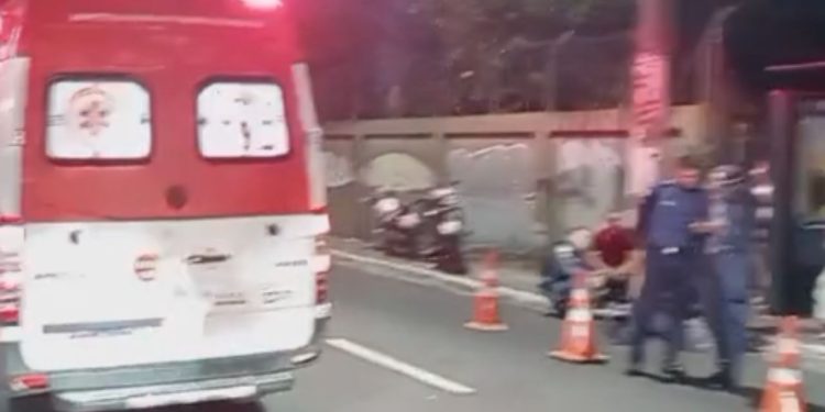 Acidente na avenida Efigênio Salles deixa pedestre e aluno da PM feridos; veja o vídeo