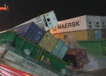 Vídeo mostra contêineres caindo no rio durante saída de balsa no interior do Amazonas