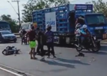 Vídeo forte: Após doar sangue no Hemoam, motociclista morre esm@gado por carreta em Manaus