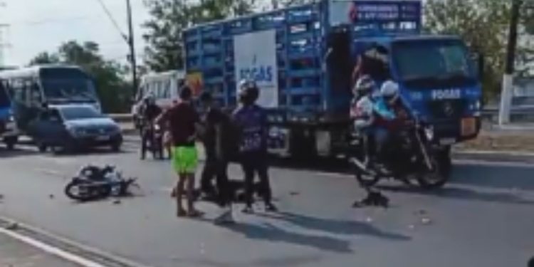 Vídeo forte: Após doar sangue no Hemoam, motociclista morre esm@gado por carreta em Manaus