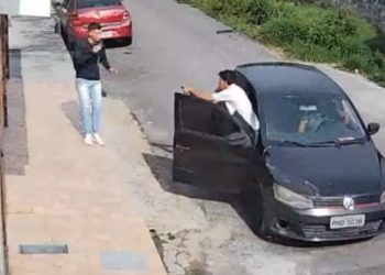 Câmera filma jovem com celular na mão sendo assaltado por criminoso armado na Cidade Nova