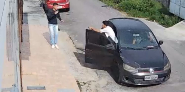 Câmera filma jovem com celular na mão sendo assaltado por criminoso armado na Cidade Nova