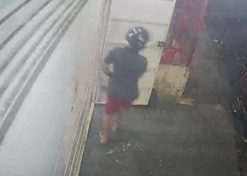 Vídeo mostra mulheres fugindo de assaltante no São Jorge dentro de casa