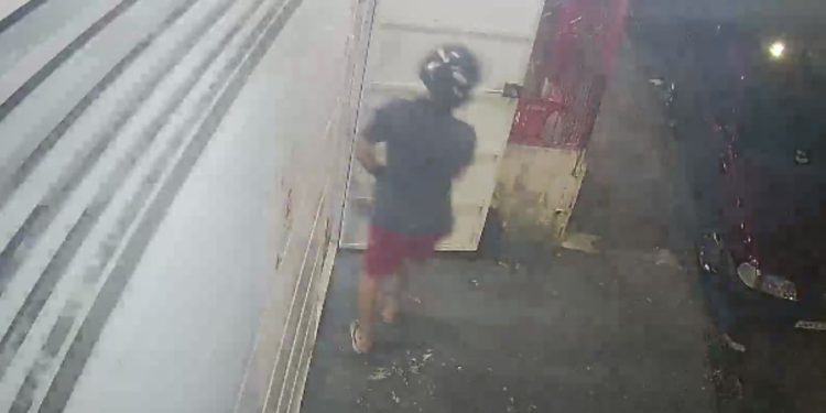 Vídeo mostra mulheres fugindo de assaltante no São Jorge dentro de casa