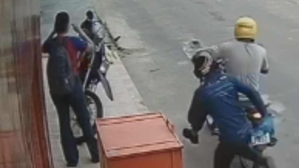 Assaltante aparece em vídeo pulando da moto para assaltar estudante no Colônia Terra Nova