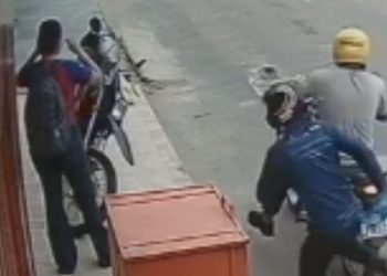 Assaltante aparece em vídeo pulando da moto para assaltar estudante no Colônia Terra Nova