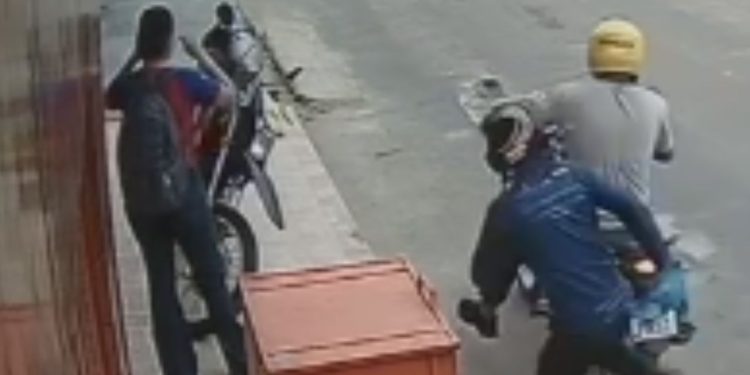 Assaltante aparece em vídeo pulando da moto para assaltar estudante no Colônia Terra Nova