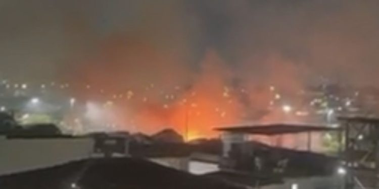 Vídeo: Incêndio é registrado na zona sul de Manaus após bituca de cigarro ser jogada no mato