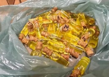 Traficantes vendem lubrificante xapa x@na à base de maconha