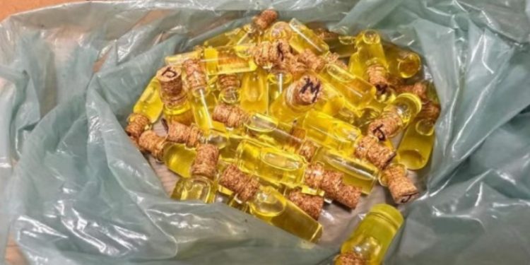 Traficantes vendem lubrificante xapa x@na à base de maconha