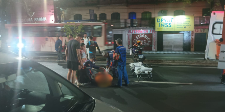 Em conversão proibida com moto, três pessoas ficam feridas em acidente na Zona Leste de Manaus