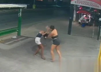 Vídeo: Mulher é $faquead* várias vezes por outra após discussão acalorada em ponto de ônibus