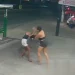 Vídeo: Mulher é $faquead* várias vezes por outra após discussão acalorada em ponto de ônibus