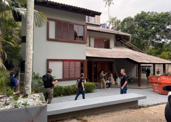 Polícia cumpre mandado na casa do jornalista Alex Braga, suspeito de e$tupr0 e estalking