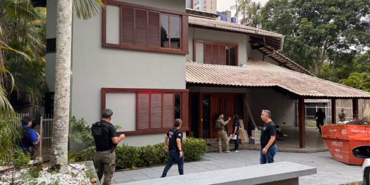 Polícia cumpre mandado na casa do jornalista Alex Braga, suspeito de e$tupr0 e estalking