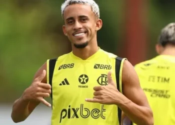 Vídeo: Matheus do Flamengo é flagrado entrando com bola e tudo no motel